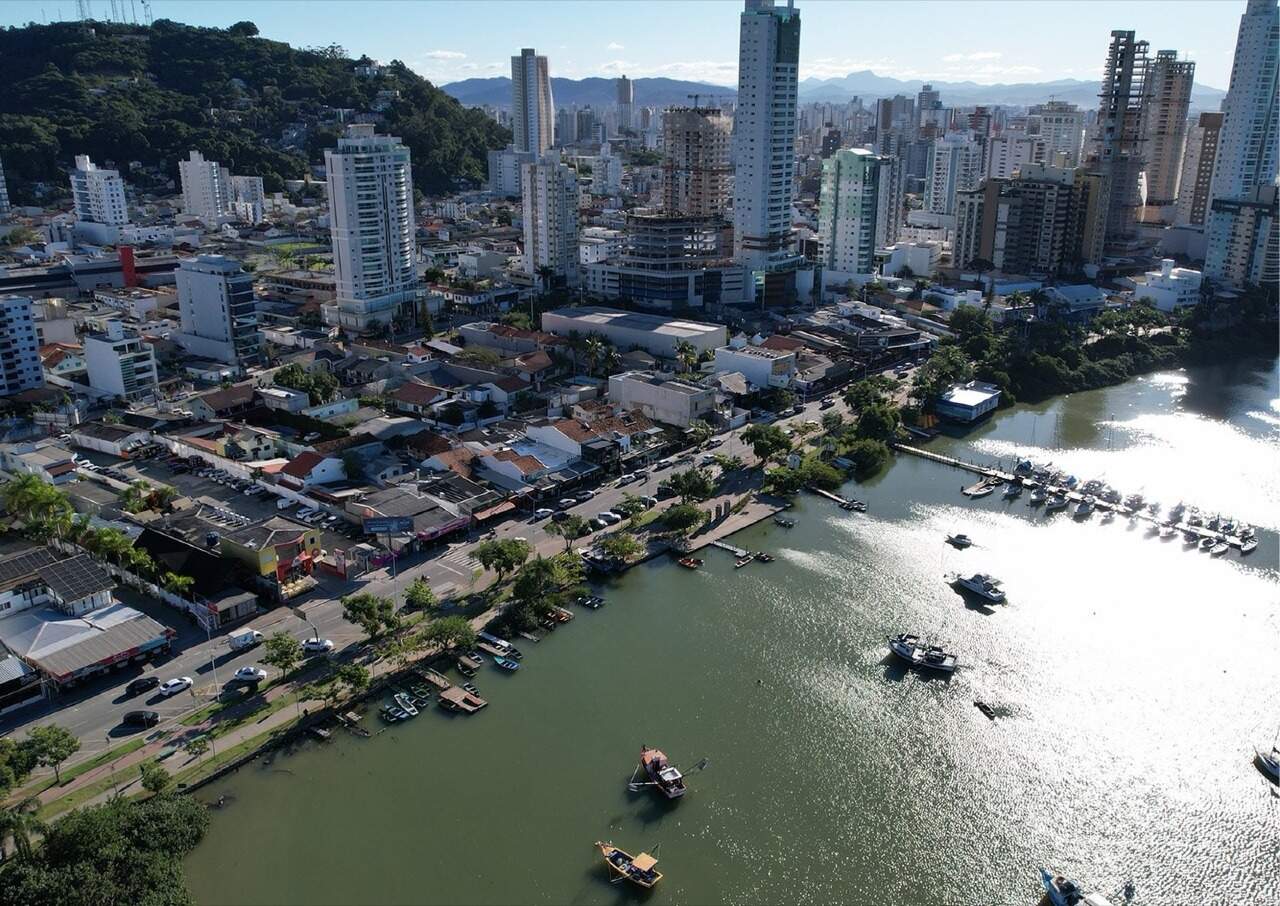 Apartamento à venda no Fazenda: Beira Rio de Itajaí com barcos atracados, na região do Seventy (foto do catálogo)