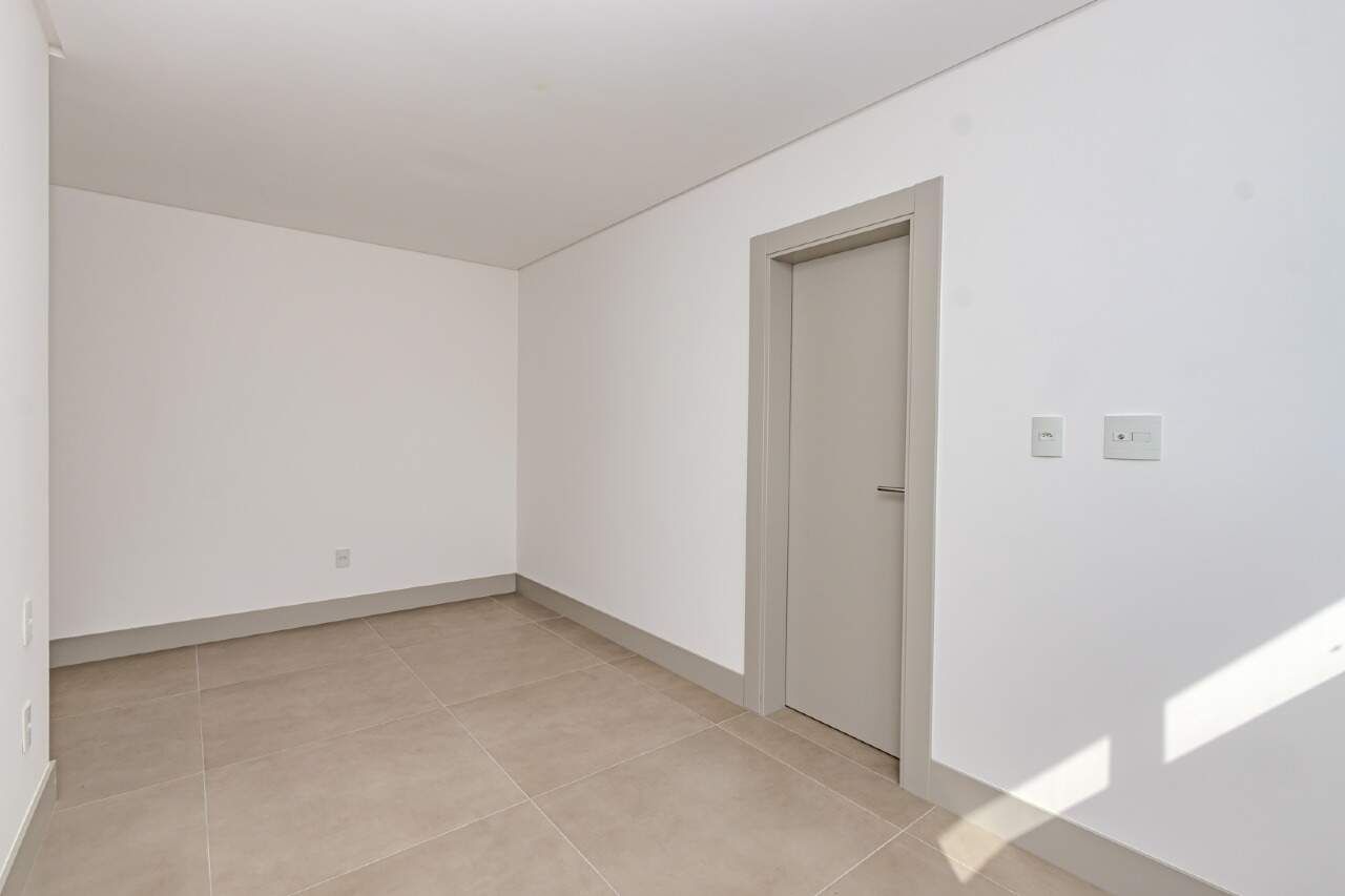 Apartamento à venda no Pioneiros: 