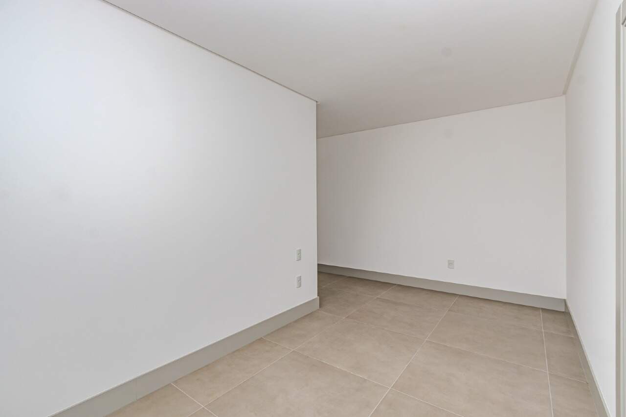 Apartamento à venda no Pioneiros: 