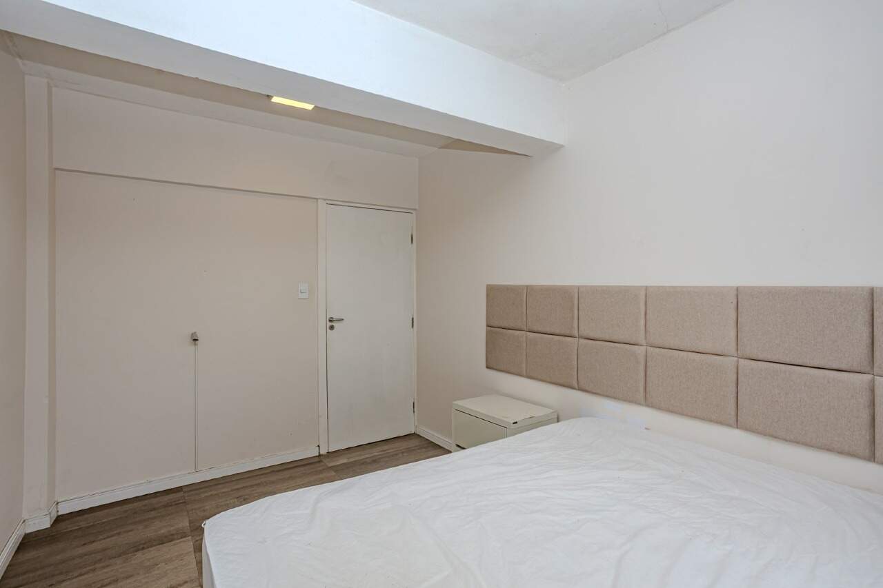 Apartamento à venda no Centro: Suíte com armário embutido e porta de correr