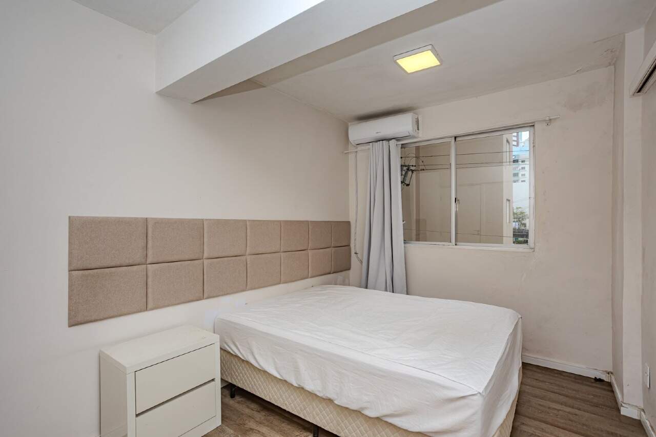 Apartamento à venda no Centro: Suíte com cabeceira estofada