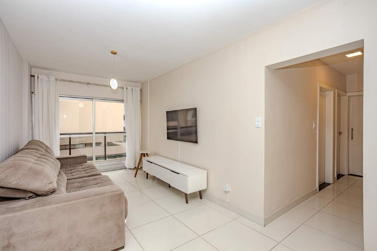 Apartamento à venda no Centro: Sala de estar com TV e varanda
