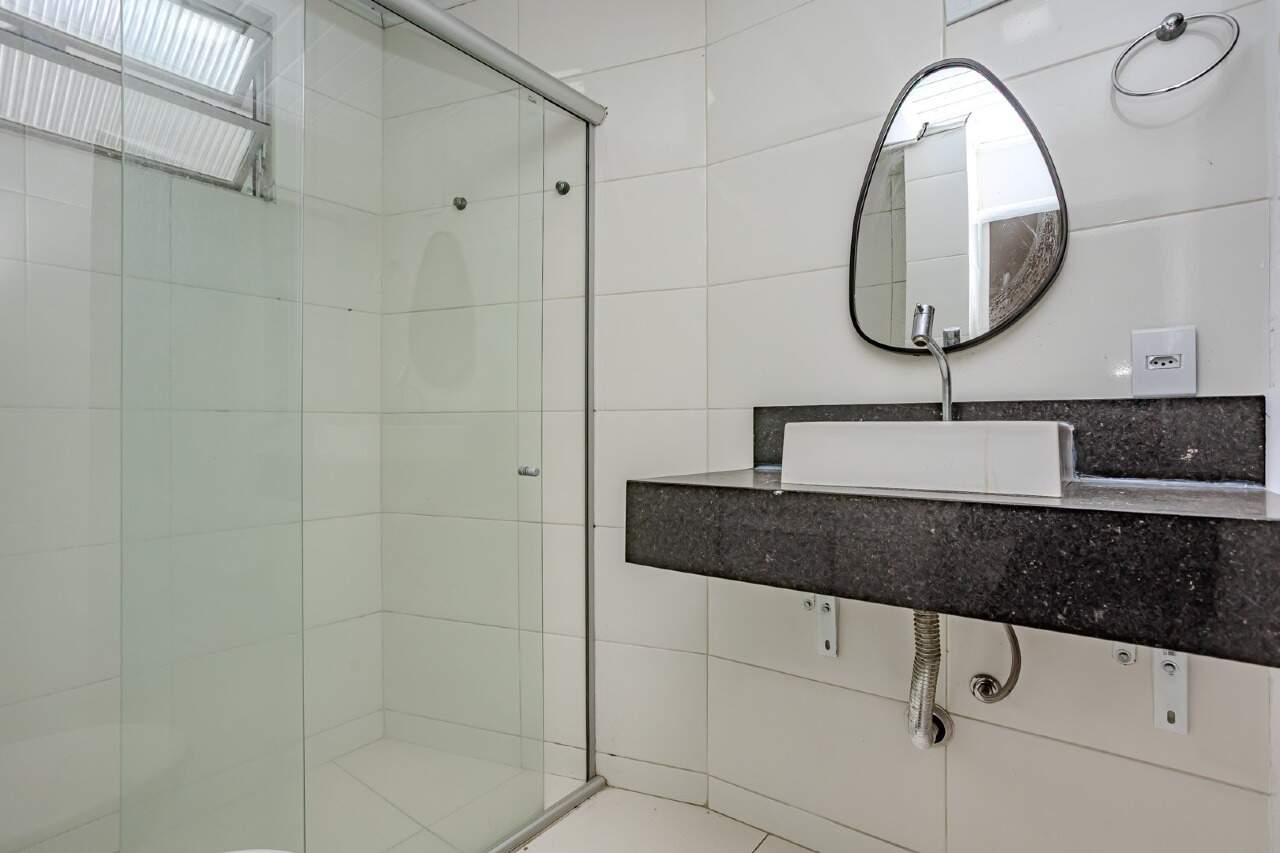 Apartamento à venda no Centro: Banheiro com bancada e cuba sobreposta