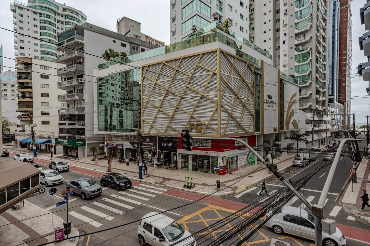 Apartamento à venda no Centro: Vista para esquina comercial da rua