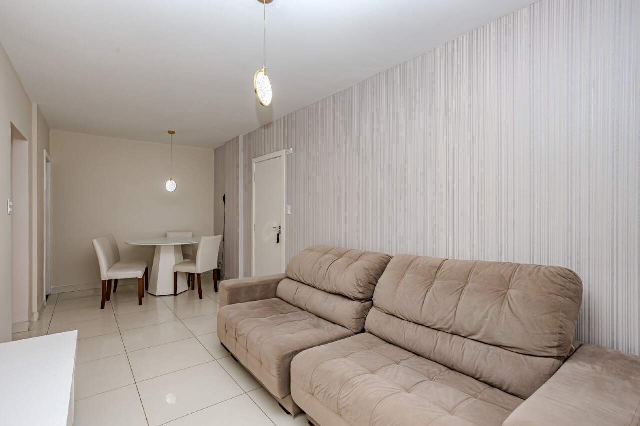 Apartamento à venda no Centro: Sala com sofá e parede em papel de parede