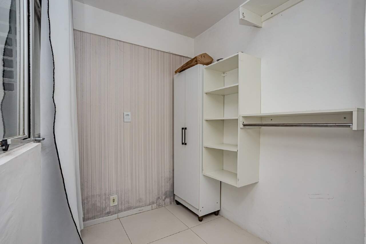 Apartamento à venda no Centro: Vista da rua principal em frente ao prédio