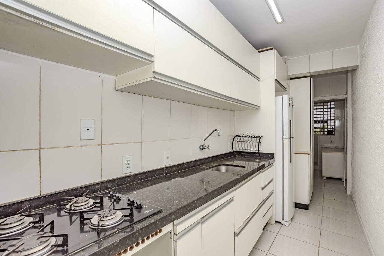 Apartamento à venda no Centro: Cozinha estreita com bancada em granito
