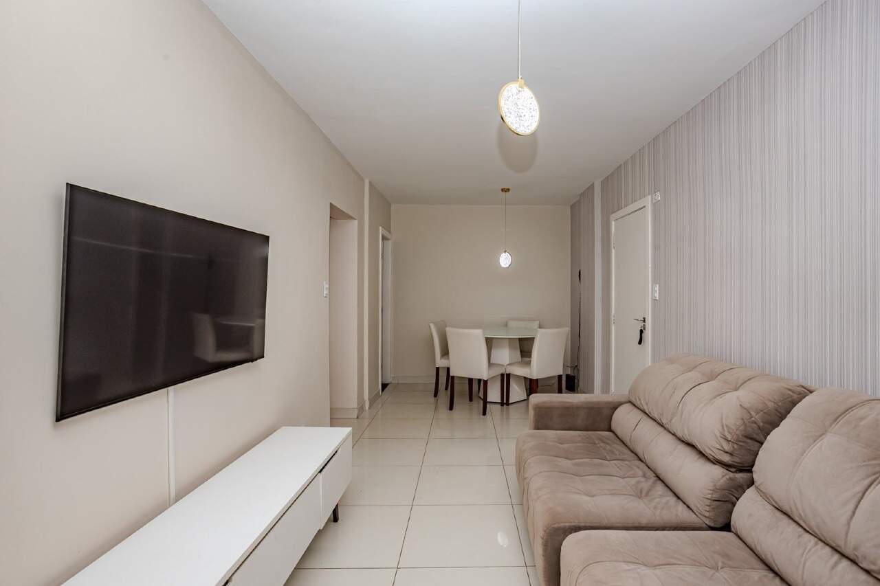 Apartamento à venda no Centro: Sala de estar com iluminação central