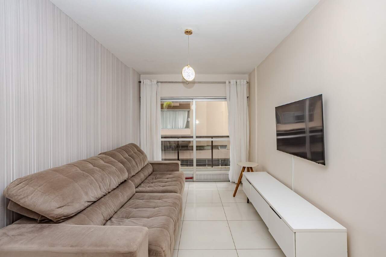 Apartamento à venda no Centro: Sala de estar com varanda e sofá