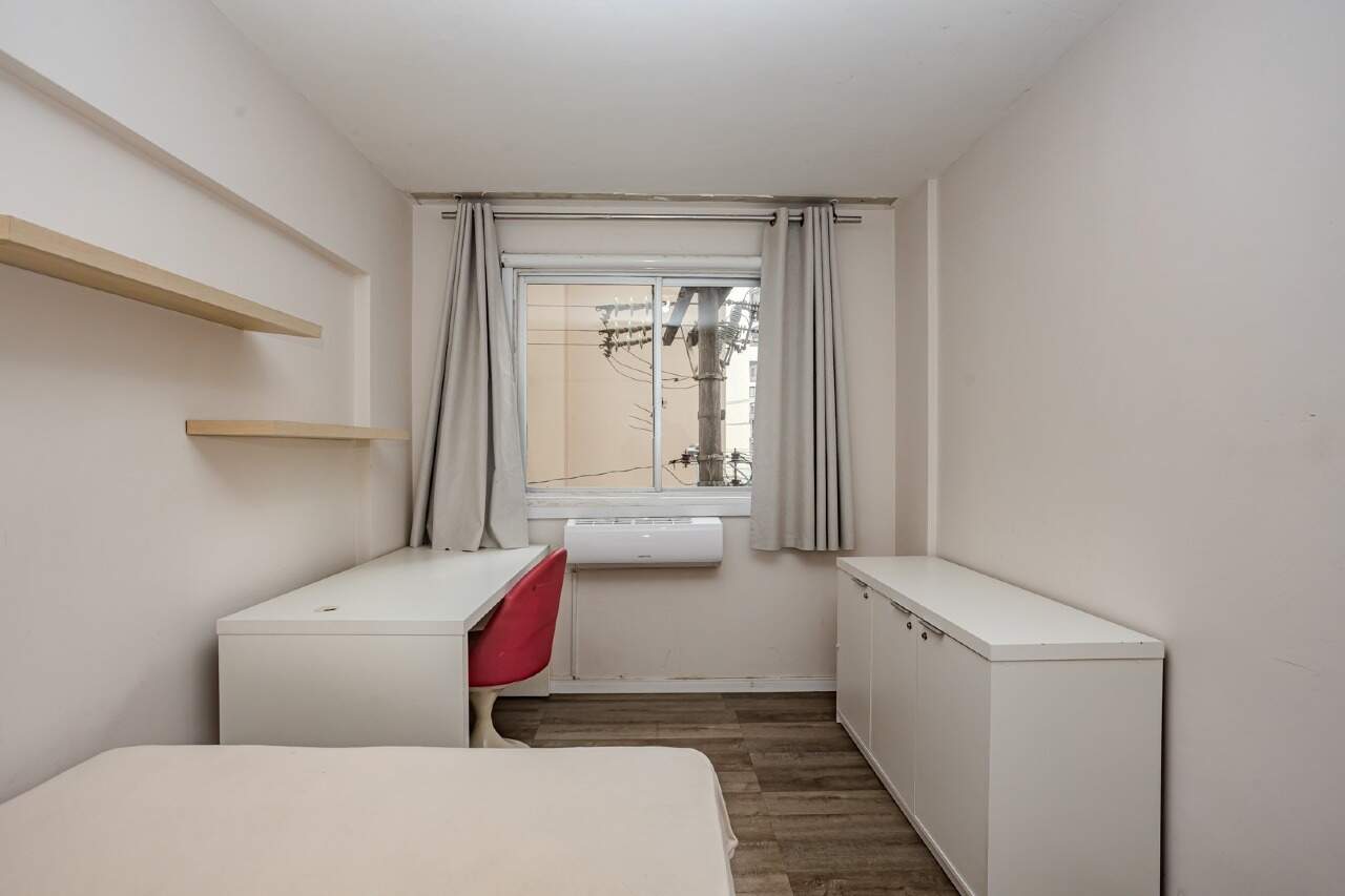 Apartamento à venda no Centro: Quarto com escrivaninha junto à janela
