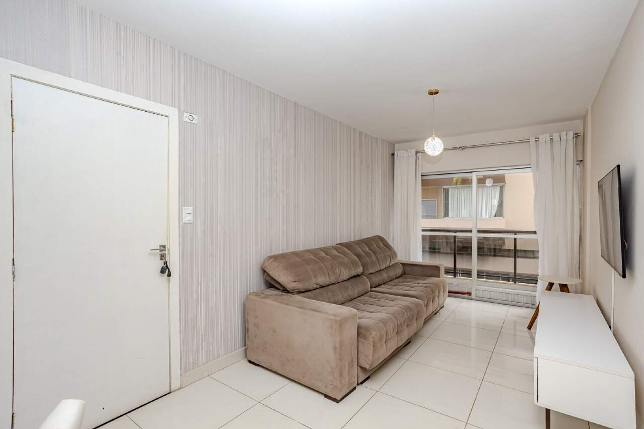 Apartamento à venda no Centro: Sala de estar com acesso à varanda