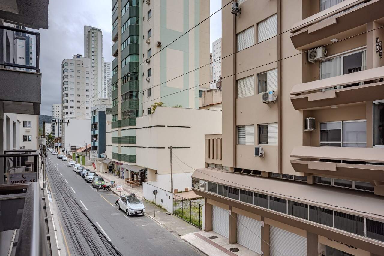Apartamento à venda no Centro: Vista lateral da rua e prédios próximos