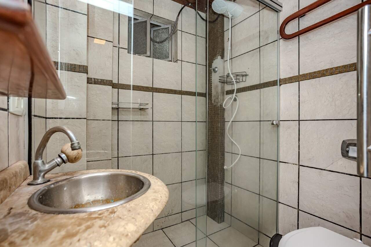 Apartamento à venda no Centro: Banheiro com box de vidro e azulejos