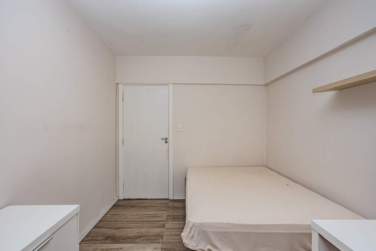 Apartamento à venda no Centro: Quarto com layout para cama e móveis