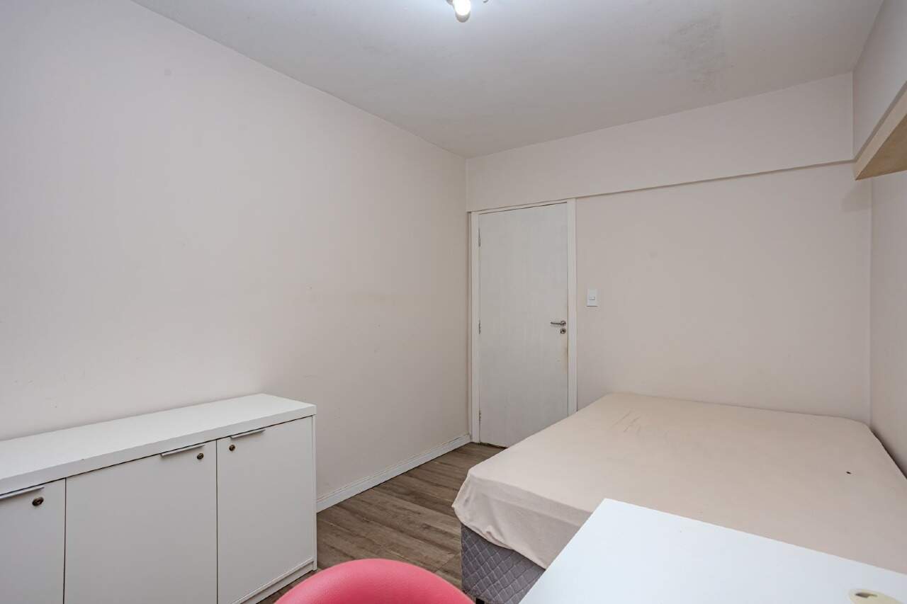 Apartamento à venda no Centro: Quarto com porta de entrada visível