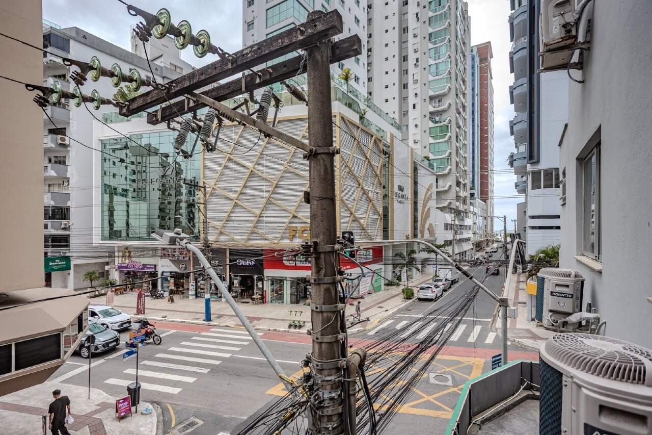Apartamento à venda no Centro: Vista da rua com comércio e postes