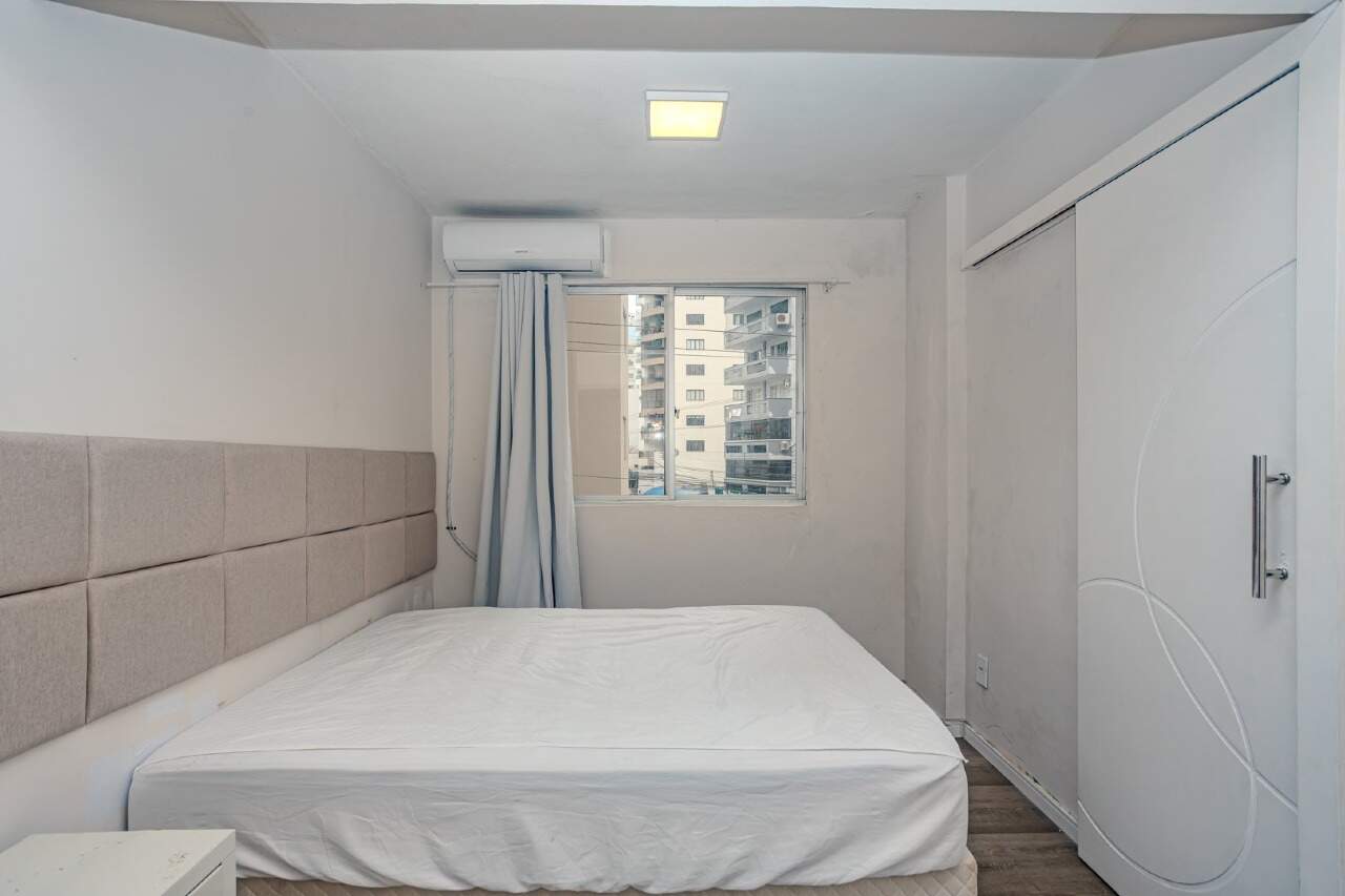 Apartamento à venda no Centro: Suíte com janela e ar-condicionado