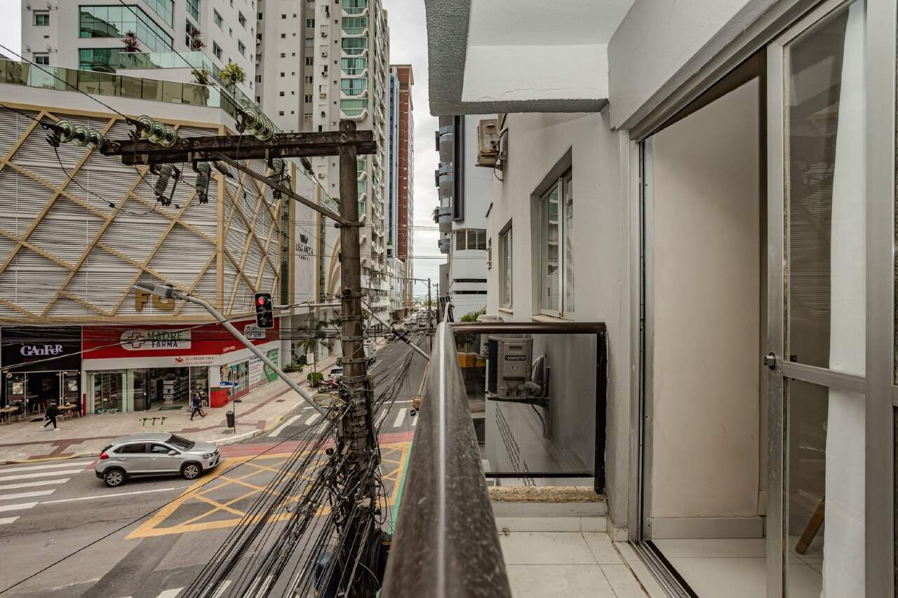 Apartamento à venda no Centro: Varanda com guarda-corpo em vidro