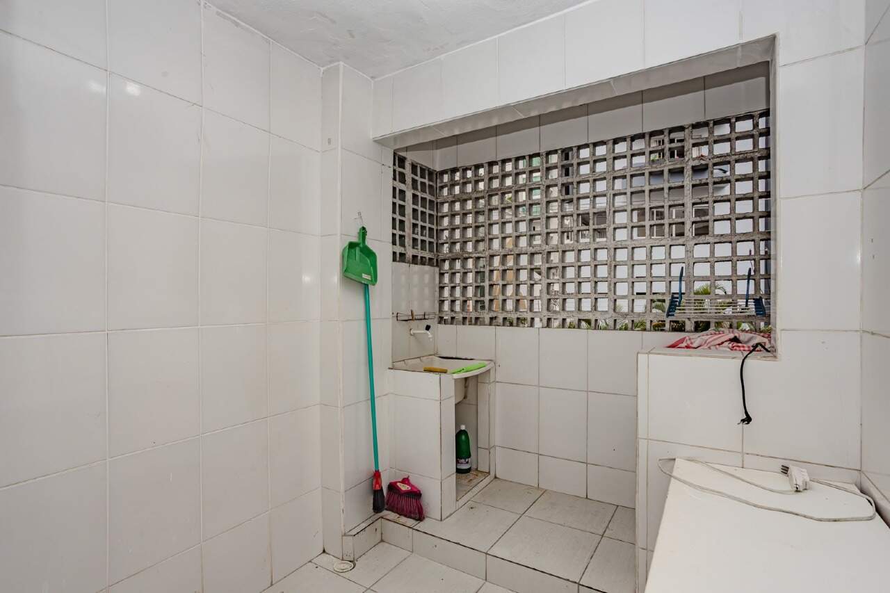 Apartamento à venda no Centro: Pequeno cômodo com armário modular
