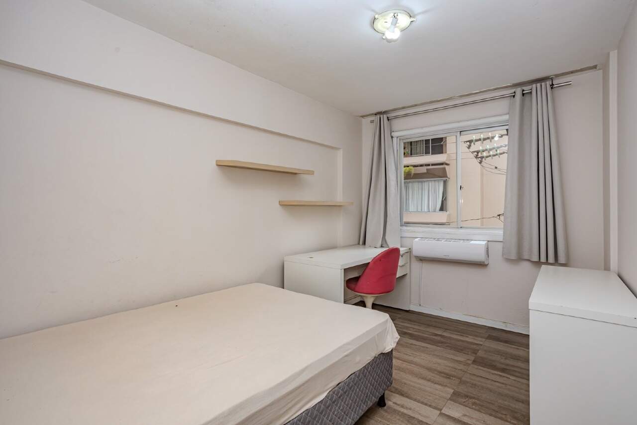 Apartamento à venda no Centro: Quarto com janela e armário baixo