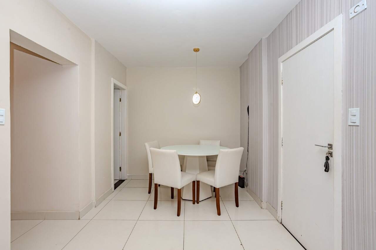 Apartamento à venda no Centro: Área de jantar com mesa redonda
