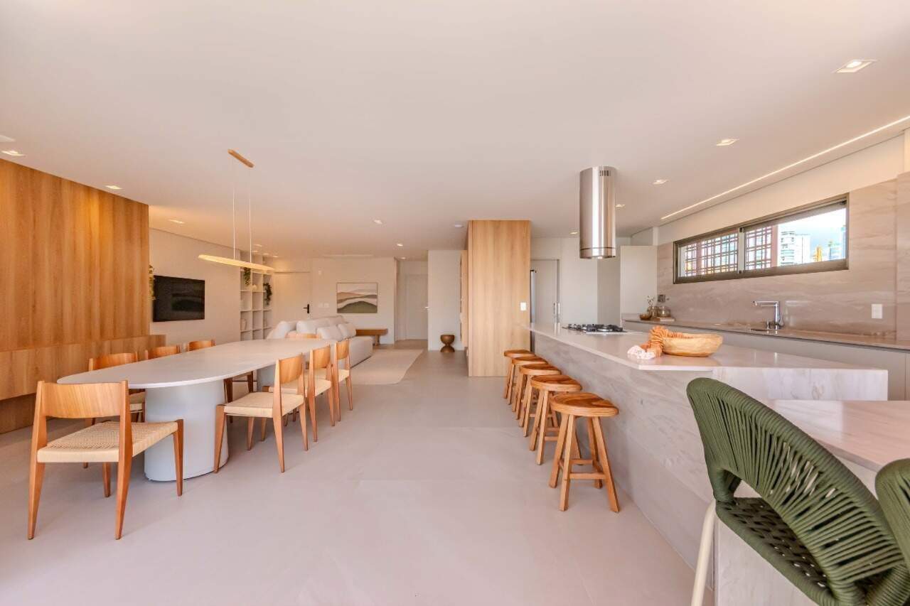 Apartamento à venda no Praia Brava: Jantar e cozinha integrados, com ilha e banquetas