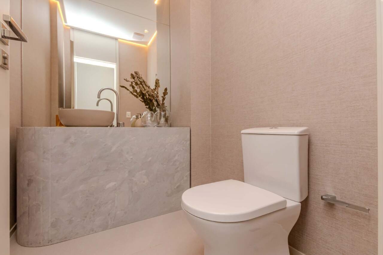 Apartamento à venda no Praia Brava: Lavabo com cuba sobre bancada de pedra