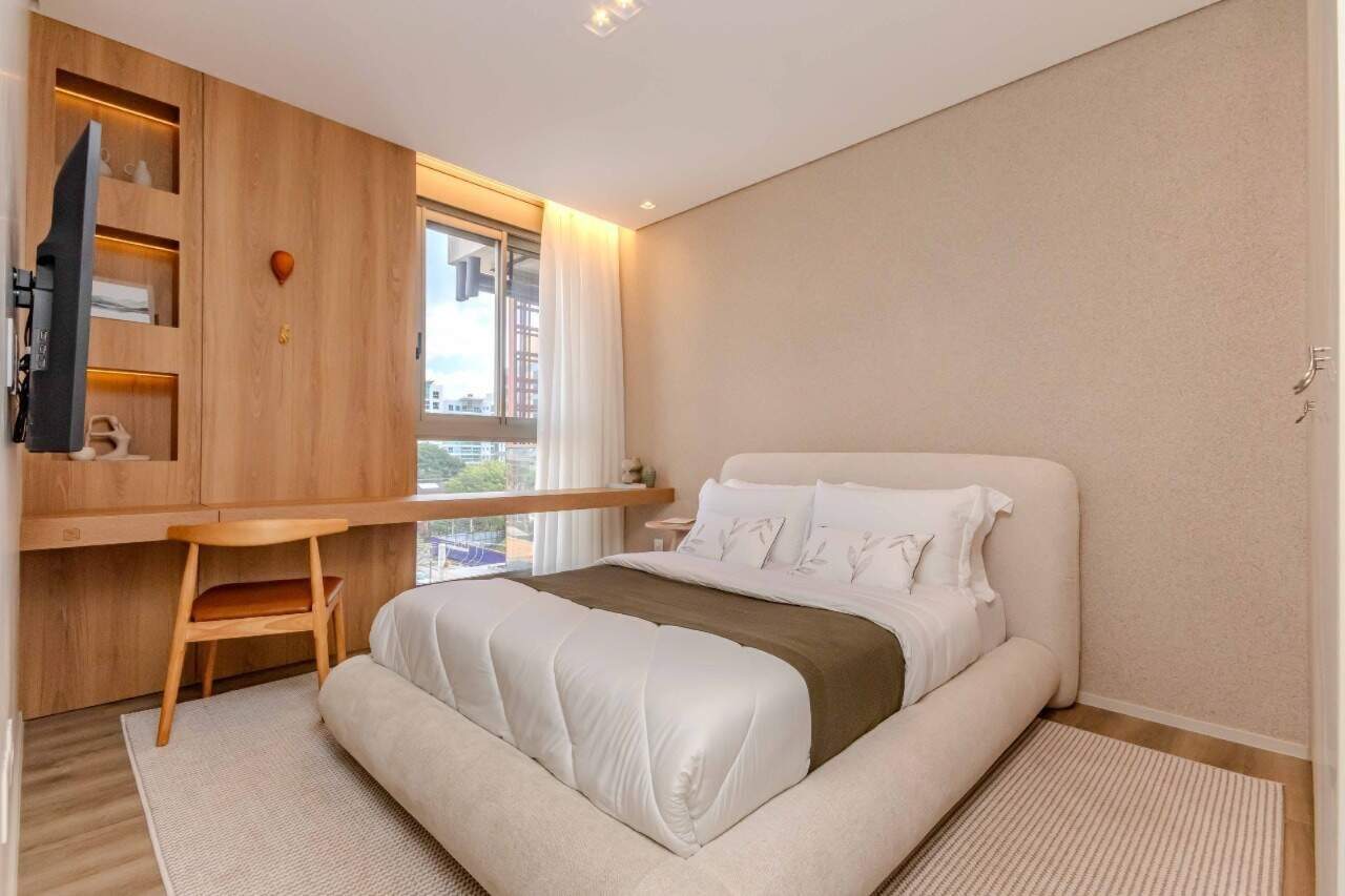 Apartamento à venda no Praia Brava: Suíte com bancada de estudo e painel de madeira