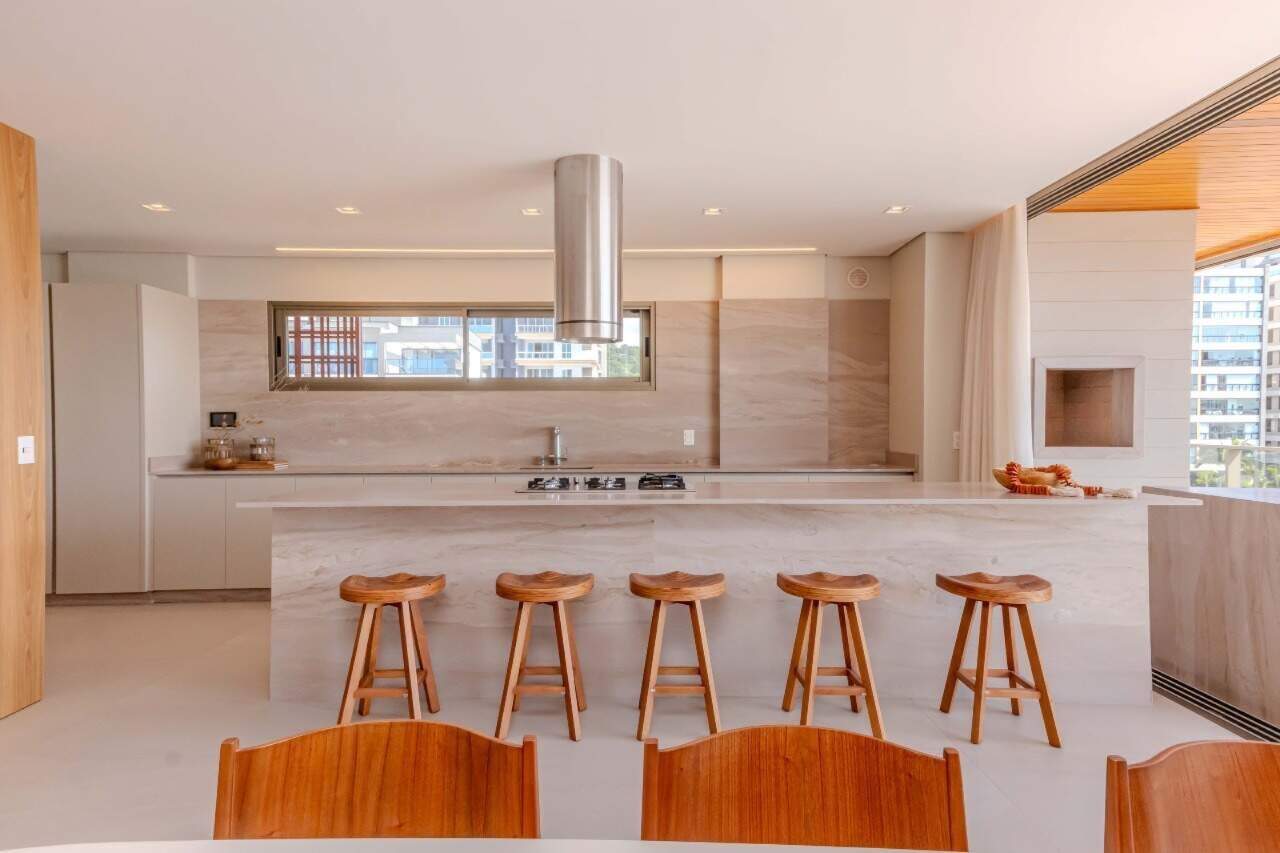 Apartamento à venda no Praia Brava: Ilha da cozinha com banquetas de madeira