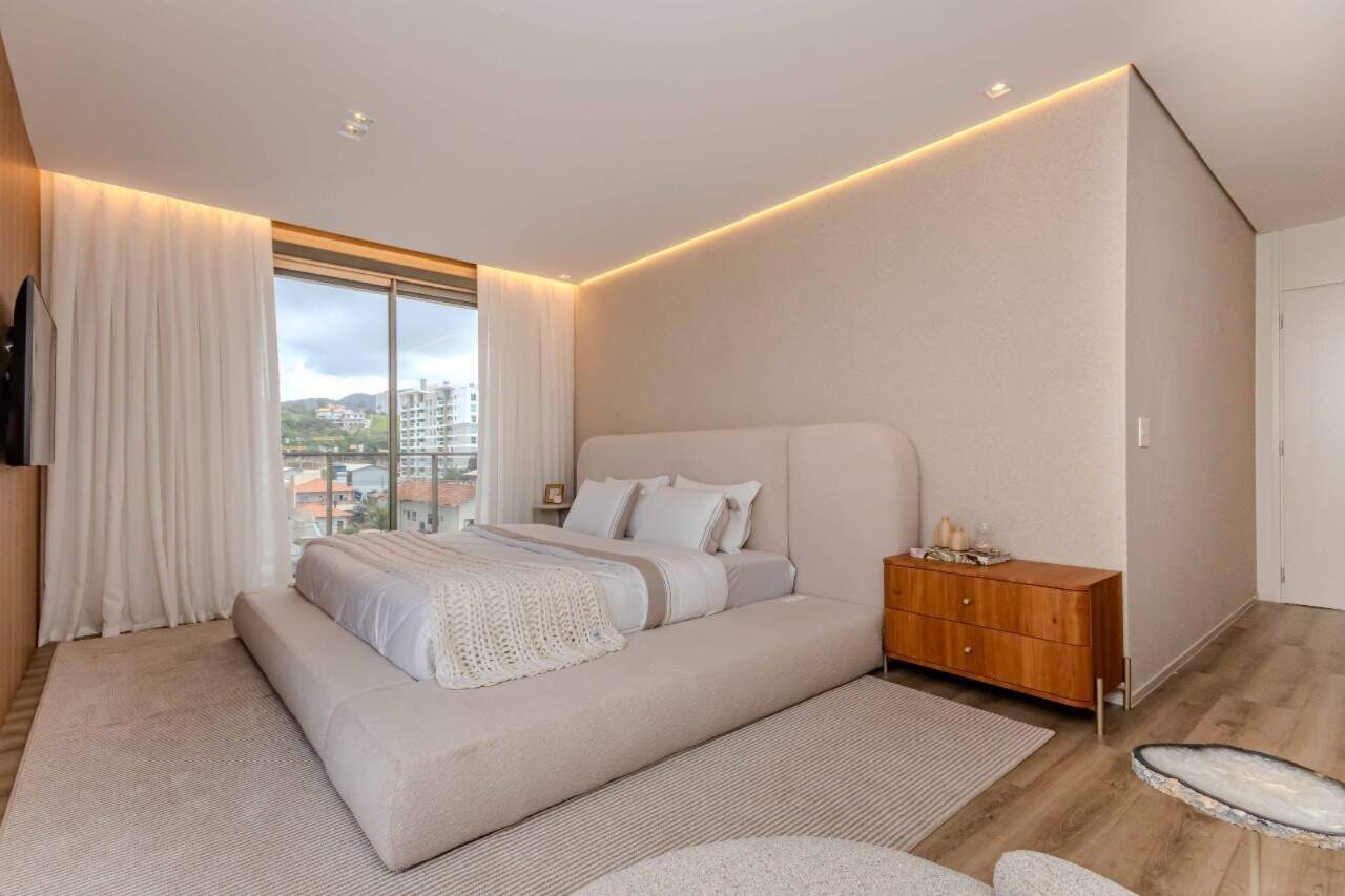 Apartamento à venda no Praia Brava: Suíte de casal decorada, com cortinas e janela ampla
