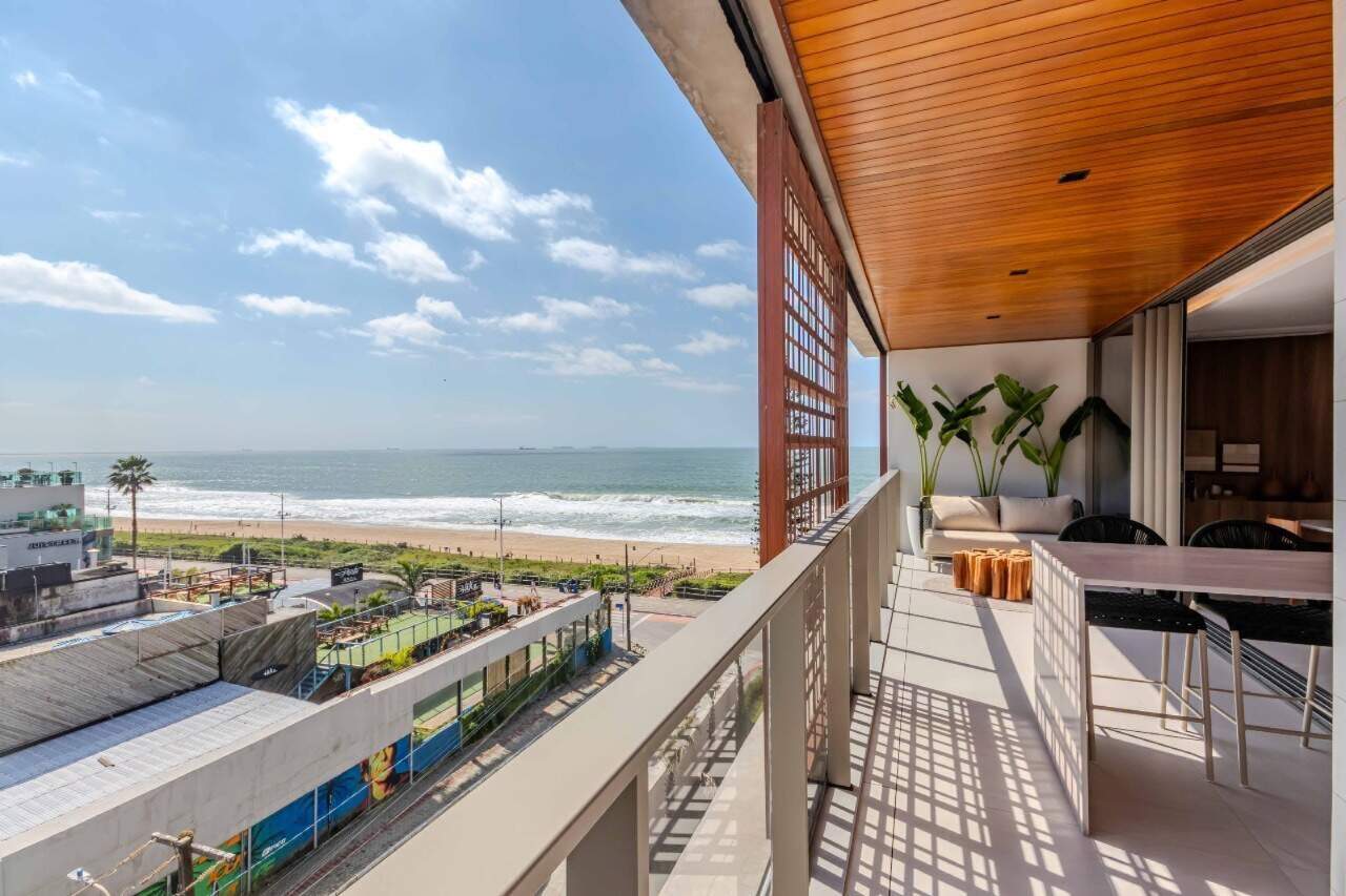 Apartamento à venda no Praia Brava: Sacada integrada ao living, com forro de madeira e brise