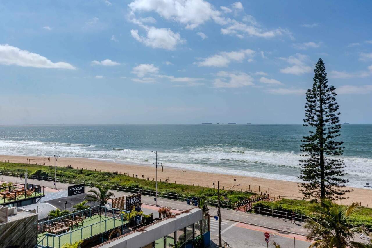Apartamento à venda no Praia Brava: Vista da sacada para a faixa de areia e o mar da Praia Brava