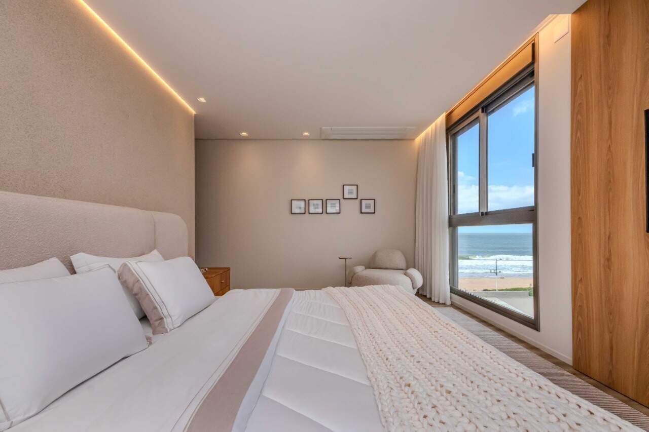 Apartamento à venda no Praia Brava: Suíte com janela para o mar
