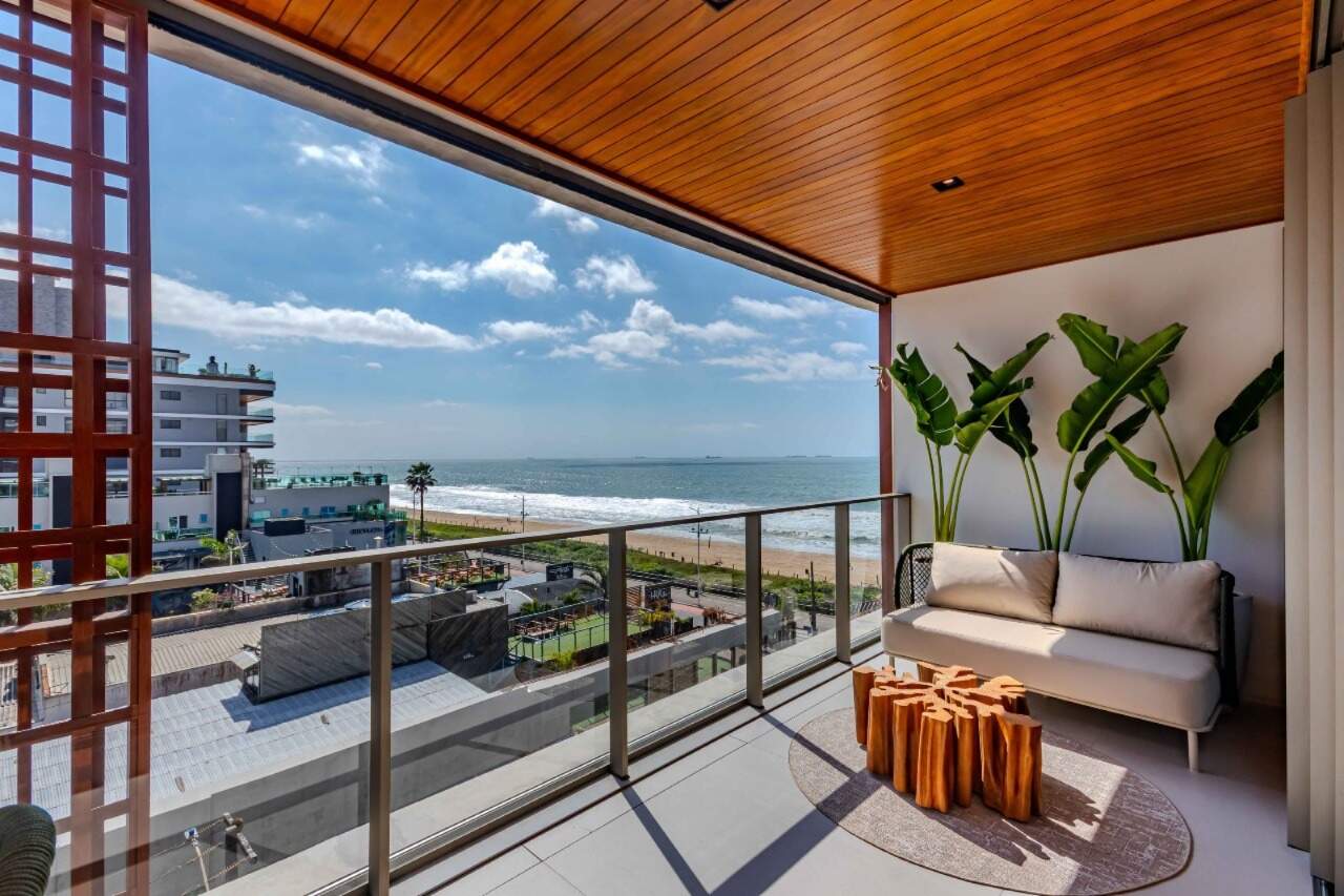 Apartamento à venda no Praia Brava: Sacada do apartamento decorado, com estar e vista para o mar da Praia Brava