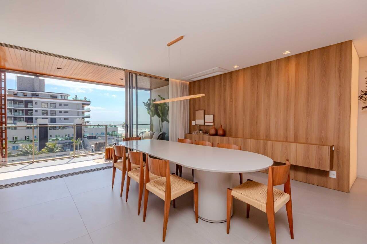 Apartamento à venda no Praia Brava: Mesa de jantar junto à sacada, com painel de madeira