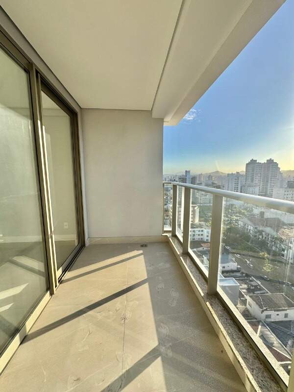 Apartamento à venda no Centro: Outro ângulo da sacada, com portas de vidro e guarda-corpo