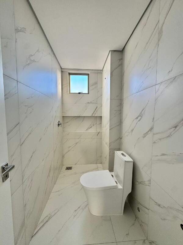 Apartamento à venda no Centro: Outro banheiro com porcelanato marmorizado e janela
