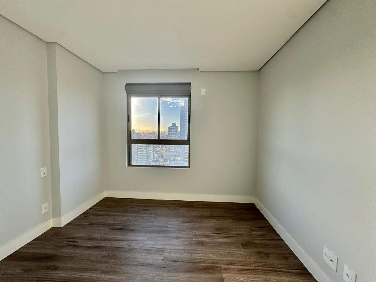 Apartamento à venda no Centro: Dormitório com piso amadeirado