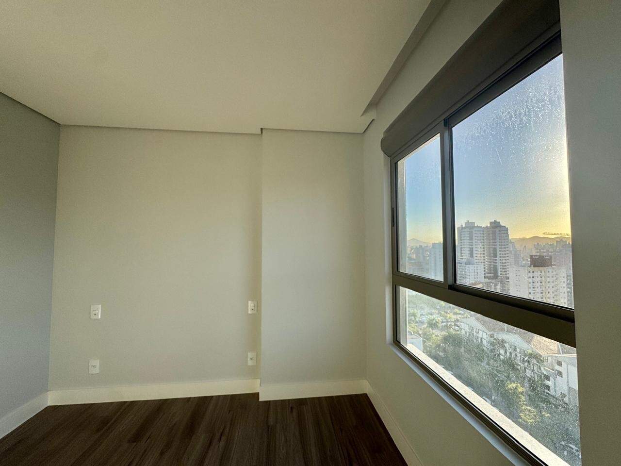 Apartamento à venda no Centro: Dormitório com janela ampla e vista da cidade