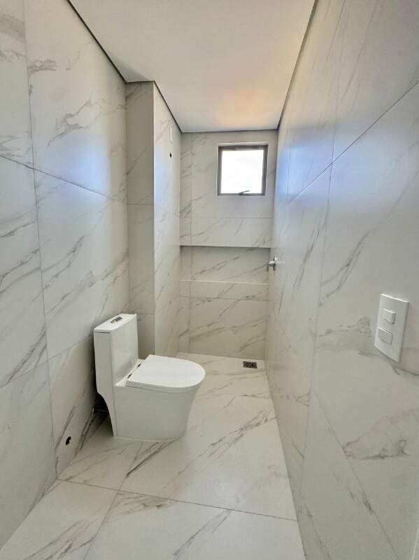 Apartamento à venda no Centro: Banheiro com porcelanato marmorizado e nicho no box