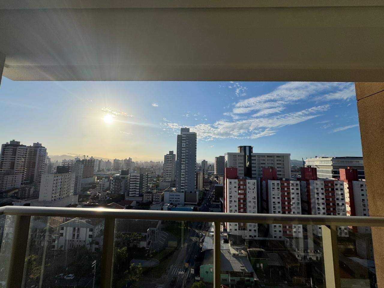 Apartamento à venda no Centro: Vista da cidade e dos morros a partir da sacada do Brooklyn 365, no Centro de Itajaí