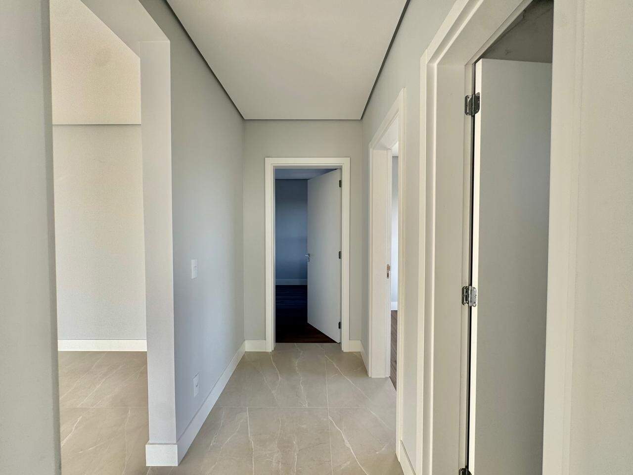 Apartamento à venda no Centro: Circulação dos dormitórios com porcelanato
