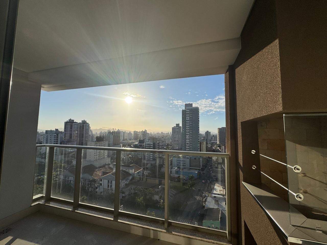 Apartamento à venda no Centro: Sacada com churrasqueira a carvão e vista do Centro de Itajaí