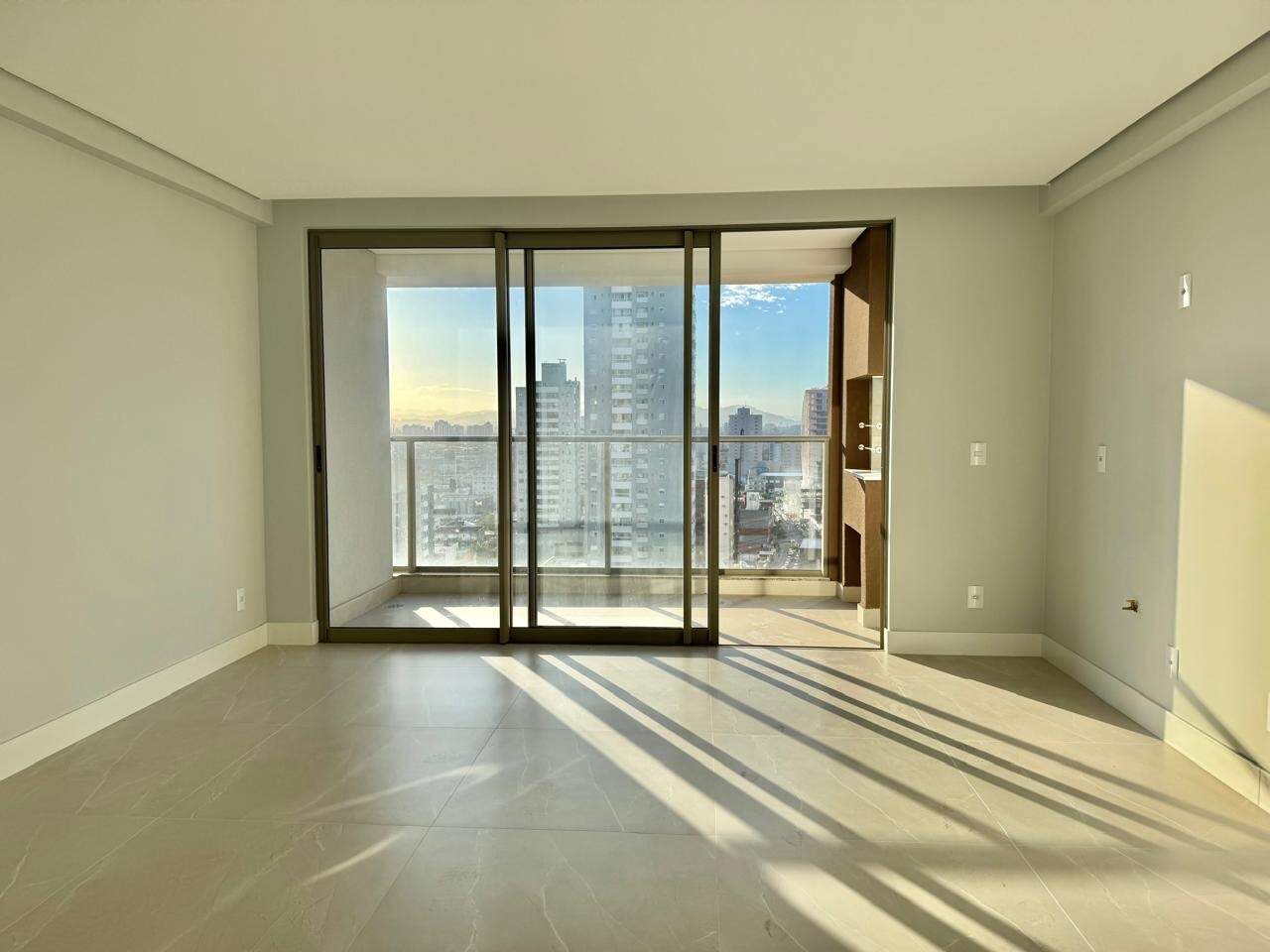 Apartamento à venda no Centro: Living com portas de vidro para a sacada com churrasqueira, Brooklyn 365