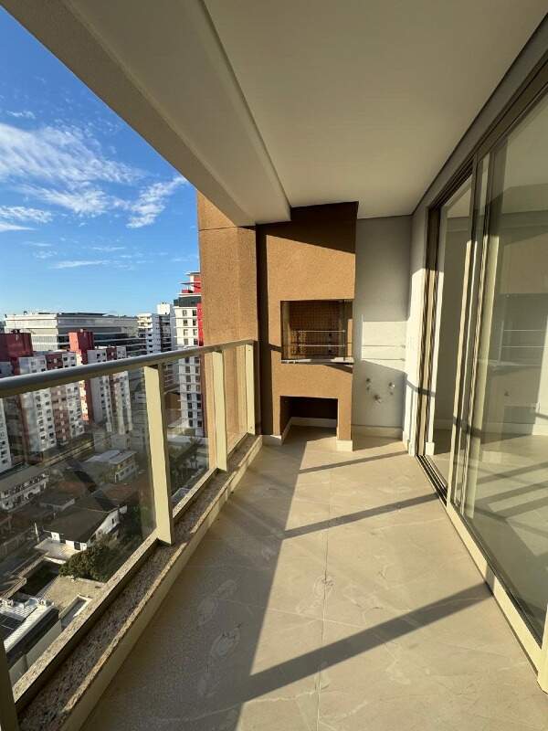 Apartamento à venda no Centro: Sacada com guarda-corpo de vidro e churrasqueira