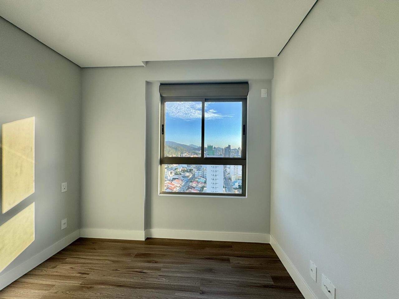 Apartamento à venda no Centro: Dormitório com vista para a cidade e os morros de Itajaí