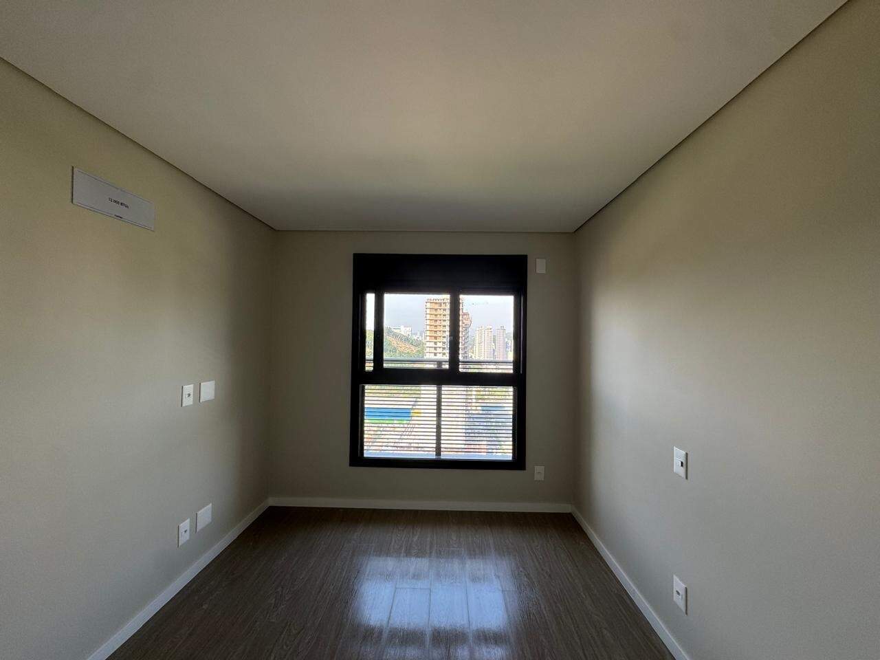 Apartamento à venda no Praia Brava: Dormitório com piso amadeirado e ponto de ar-condicionado