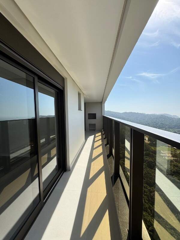 Apartamento à venda no Praia Brava: Sacada com churrasqueira e guarda-corpo de vidro, em andar alto do Torres da Brava Sirena