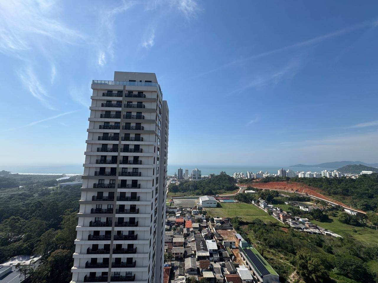Apartamento à venda no Praia Brava: Mar e prédios da Praia Brava no horizonte, vistos da sacada do apartamento