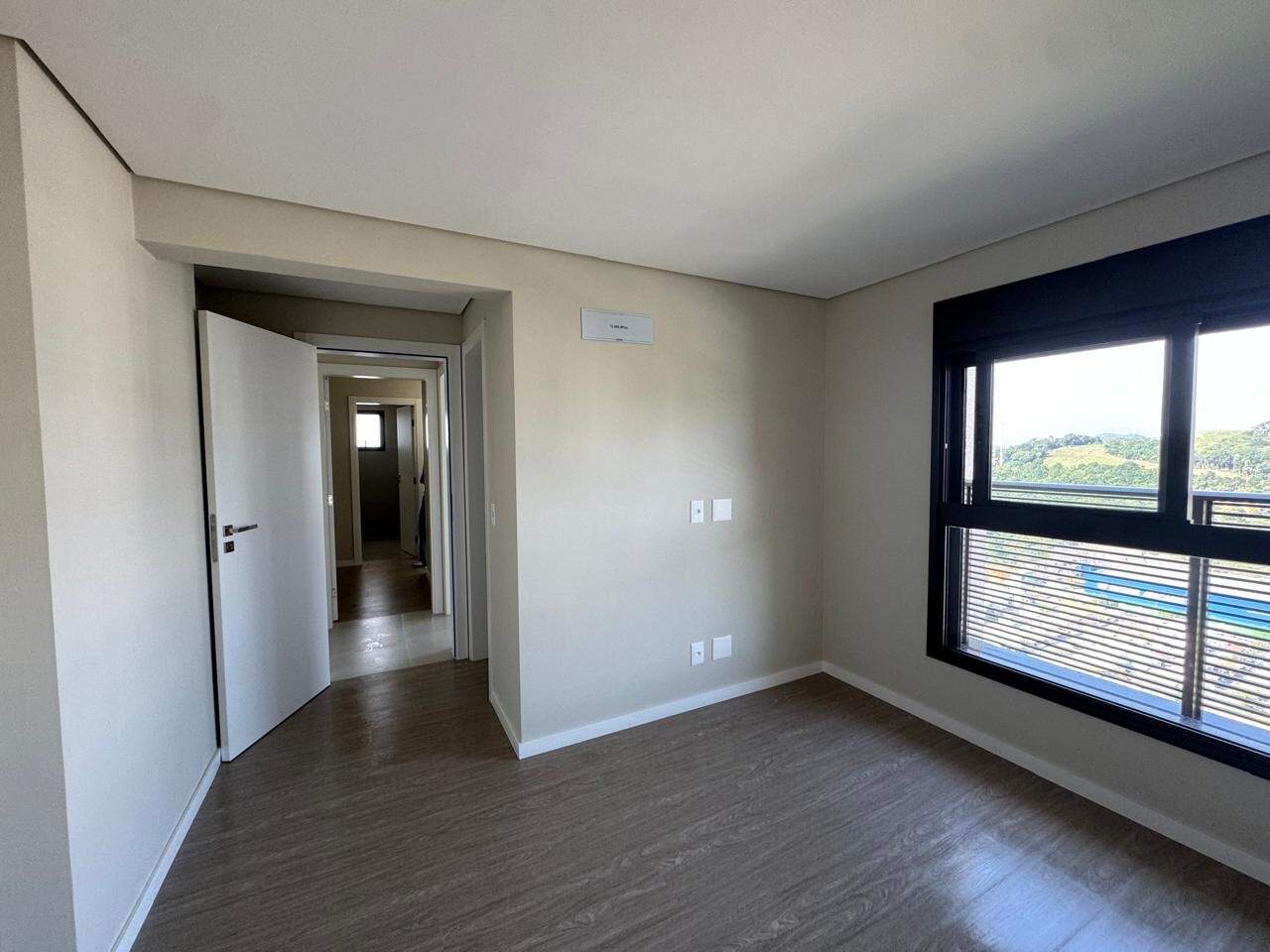 Apartamento à venda no Praia Brava: Dormitório com vista para os morros de Mata Atlântica